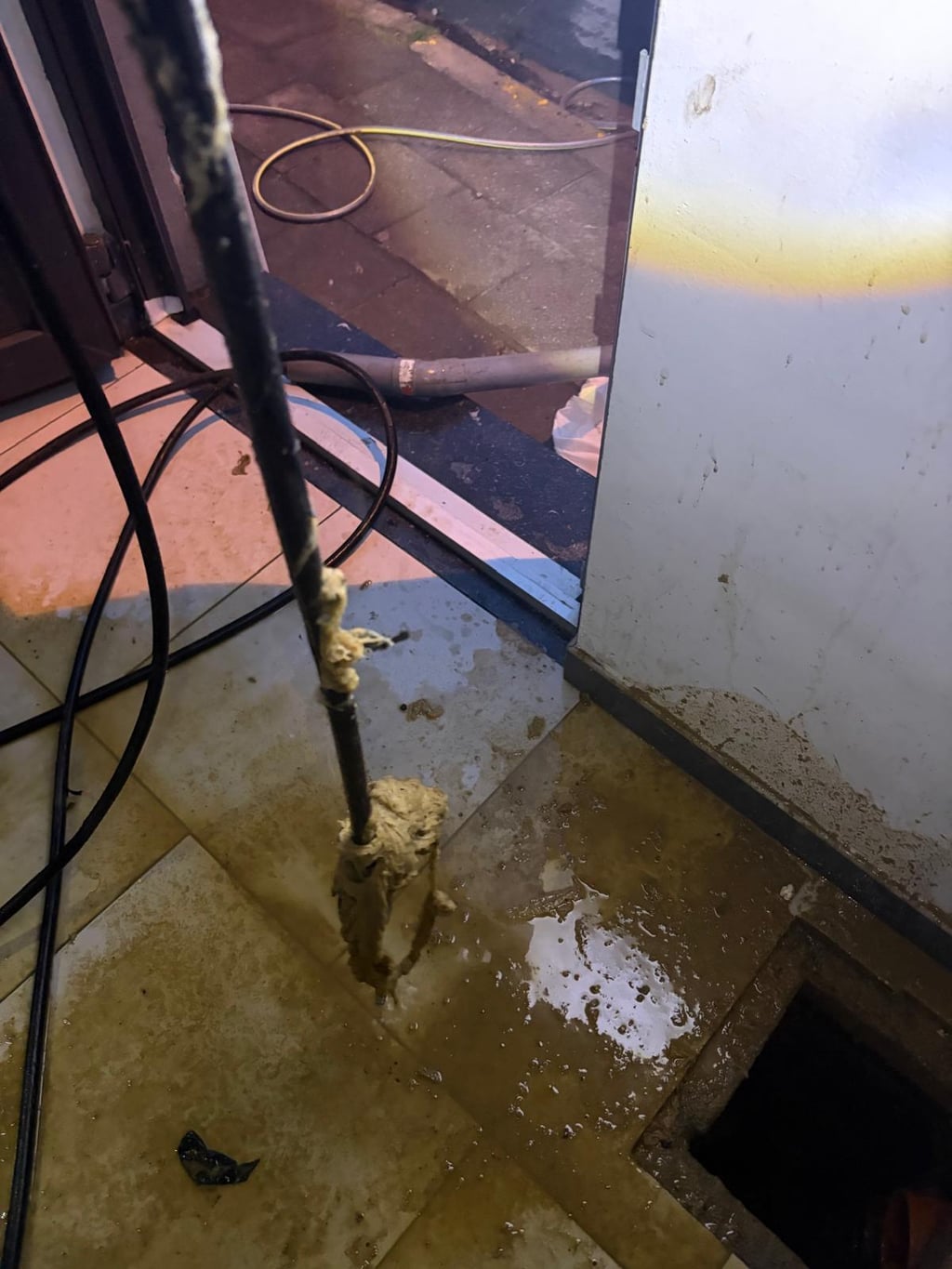 Furet électrique remontant un bouchon massif depuis une canalisation lors d’une intervention Nero Canalis à Châtelineau